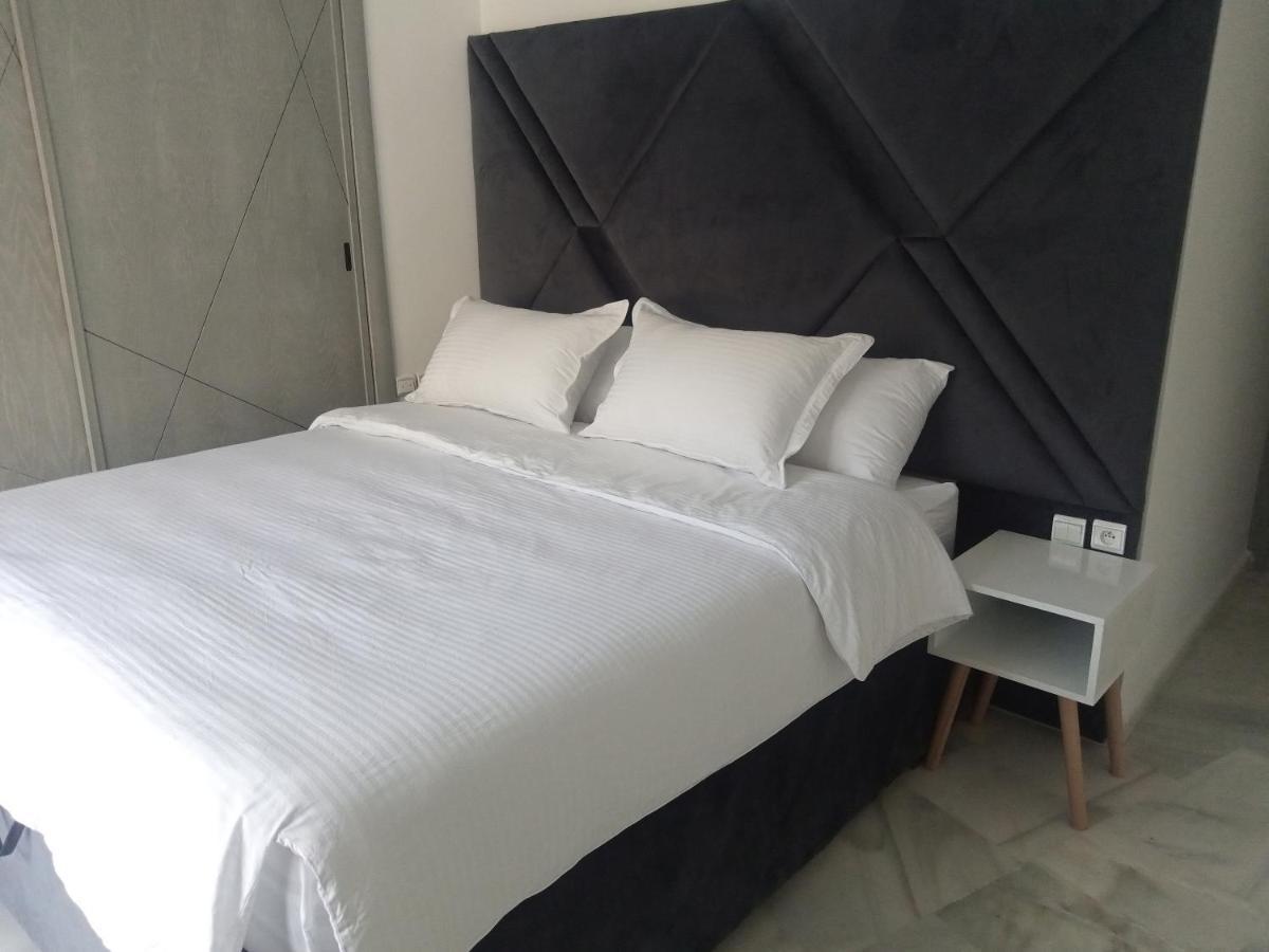 Nouvel Climatise Apartment *